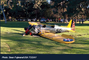 Foto del avión de H. Ford, estrellado en el campo de golf (c) Sean Fujjiwara.